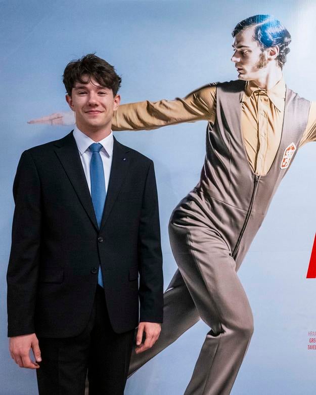 Adam Hagara, ktorý dabloval pohyby na ľade a stvárnil postavu Ondreja Nepelu vo filme Nepela pózuje pri banneri počas novinárskej premiéry.