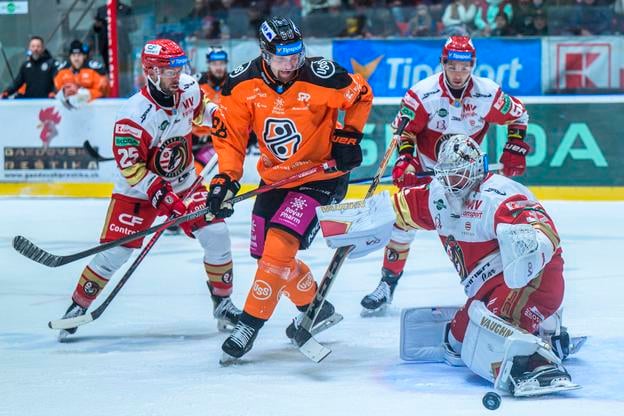Zľava Marek Hudec (Prešov), Ján Blaško (Košice), Zachary George Taylor a brankár Jaroslav Janus (obaja Prešov) počas zápasu 8. kola hokejovej extraligy Prešov - Košice.