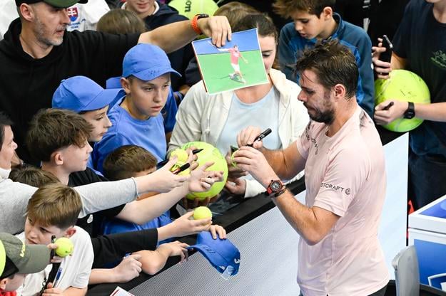 Stan Wawrinka rozdáva autogramy po víťazstve nad Nemcom Martererom v 1. kole dvojhry na turnaji Slovak Open v Bratislave v októbri 2024.