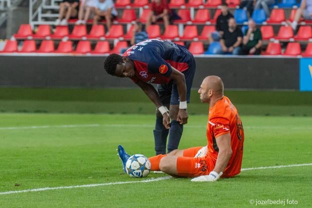 Zlatým Moravciam to najviac škrípalo v defenzíve. na snímke brankár Chudý a obranca Diop.