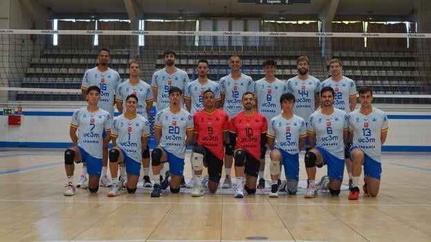 Volejbalisti Leganés. Adrián Vančo v hornom rade druhý sprava.