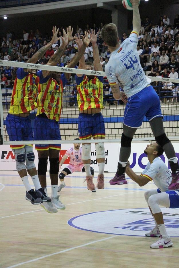 Adrián Vančo (chrbtom) pri útoku v zápase proti Valencii.