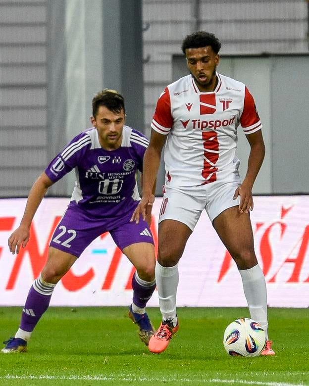 Nándor Tamás (vľavo) z Komárna a Roshuan Mathurin z Trenčína v zápase 12. Kola Niké Ligy AS Trenčín - KFC Komárno 25. októbra v Trenčíne.