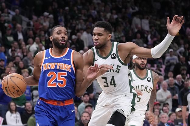 Jannis Antetokounmpo (vpravo) z Milwaukee Bucks a Mikal Bridges z New Yorku Knicks počas zápasu Milwaukee Bucks - New York Knicks v Milwaukee.