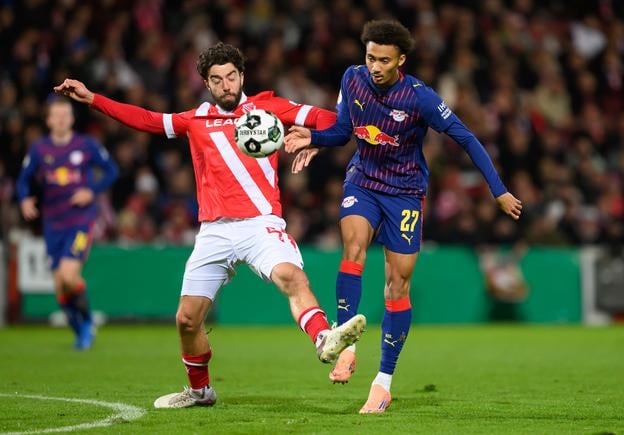 Dominik Pelivan (vľavo) z Cottbusu a Tidiam Gomis z Lipska v súboji o loptu počas zápasu 2. kola Nemeckého pohára FC Energie Cottbus - RB Lipsko 1:4.