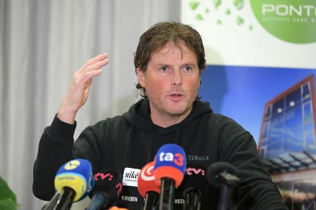 Na snímke Mauro Pini, bývalý hlavný tréner slovenskej lyžiarky Petry Vlhovej počas brífingu v Bratislave po páde na SP v Jasnej 2024.