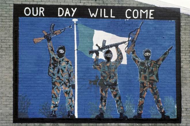 A mural supporting the Irish Republican Army in a Catholic area of ​​Belfast, Northern Ireland, in November 1985.