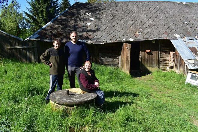 Emília Stehlíková (l), Horná Súča mayor Jakub Ondračka, and Stehlíková's mom Johana. 
