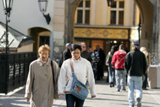 Stay or leave? - Pension savers in the second pillar have six months to decide.