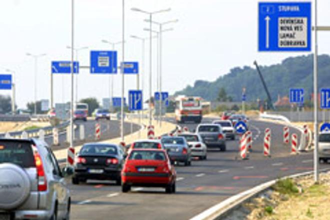 Toll collection should start in 2009 if no more complications emerge.