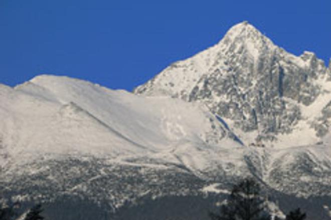 A room for rent on top of Lomnick˘ Peak comes with a spectacular view.