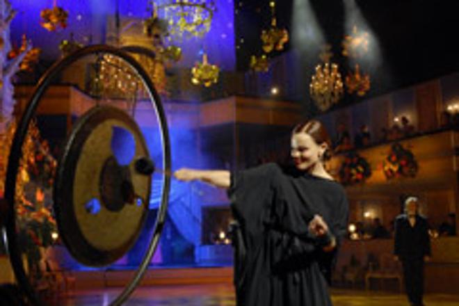 Belinda Carlisle opened the Opera Ball with a bang of a gong.