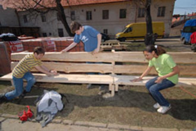 That’s quite a bench: young Americans have been helping schools in Prešov.