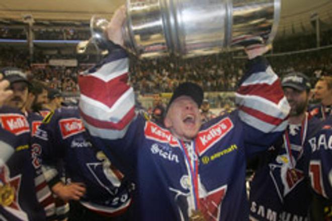 Bratislava's Slovan ice-hockey team repelled a final attack by HC Košice to win the Extra-League Championship. 