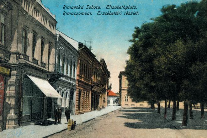 This coloured postcard from the time of the monarchy shows Rimavská Sobota’s main square, which was then called Alžbetino Square. 