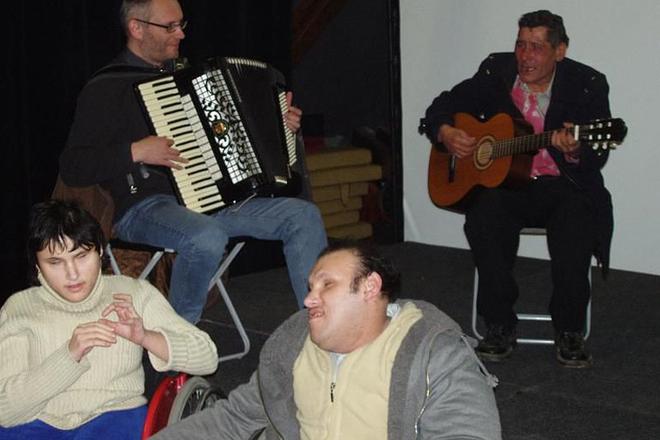 The Ďuďovci, handicapped Roma siblings, sing original Roma folklore.