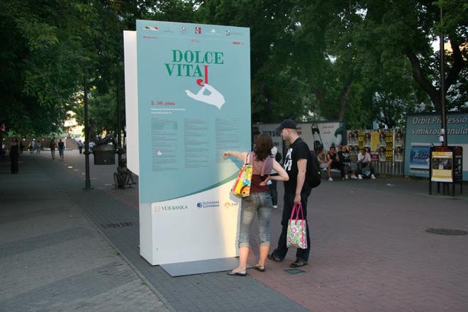 People looking at the Dolce Vitaj festival programme.