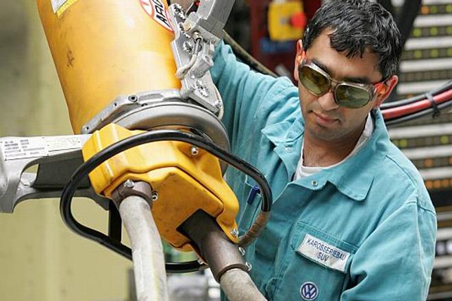 Carmakers helped keep economic growth strong in 2007.
