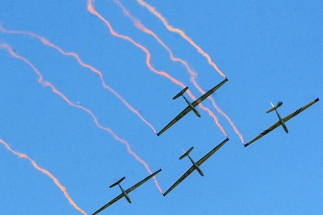 The gliders of acrobatic group Očovskí Bačovia presented a spectacular show. 
