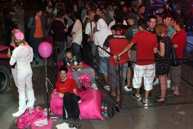 Hundreds of people queued to get one of the first iPhones in Slovakia.