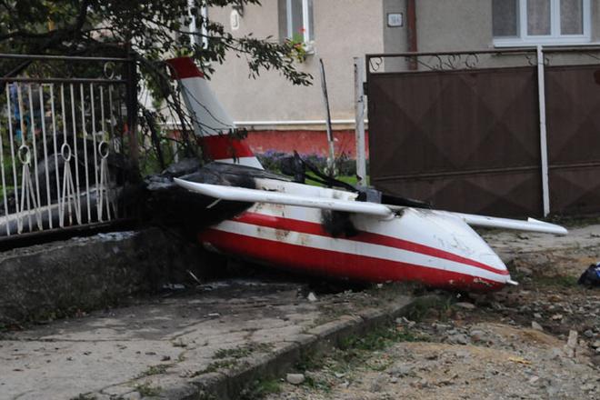 The aircraft accident left one dead and damages of thousands of crowns.