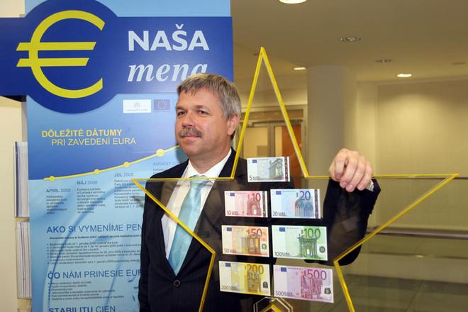 Ivan Šramko received an award for navigating Slovakia's introduction of the euro. 
