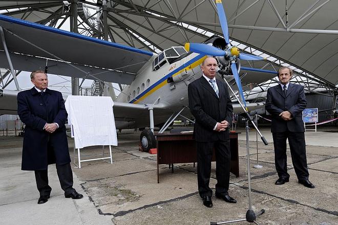 Ex-president Rudolf Schuster (left) attended the unveiling ceremon.