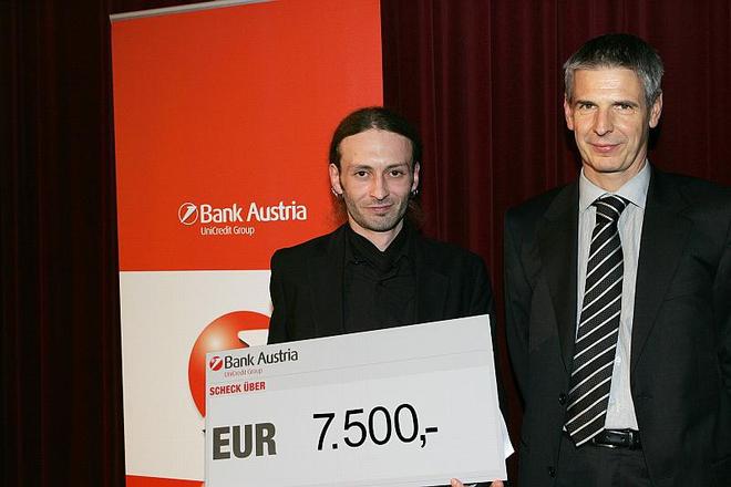 Agda Bavi Pain receiving the award.