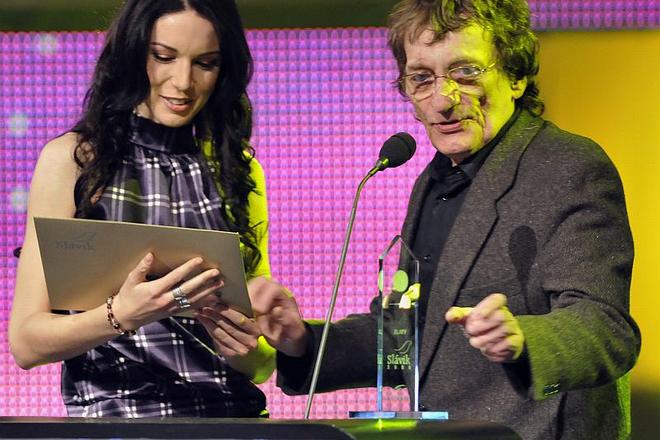Marián Varga presents the Slavík for Female Singer of the Year to Zuzana Smatanová.