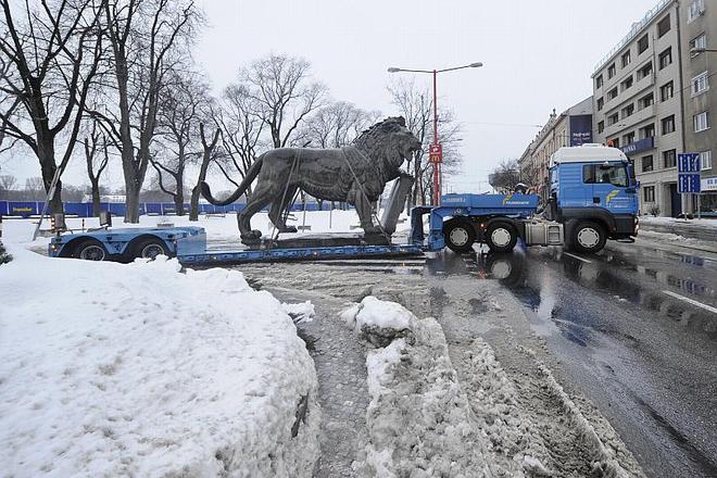The bronze lion being taken for a 'face-lift' before being placed in its new location near the new building of the National Theatre.
