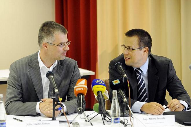 Martin Šimun, the head of Dôvera's board of directors (left) and Albert Šmajda, Apollo's president, announced the merger plans