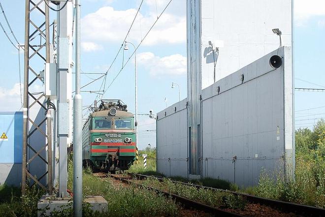 At the core of the dispute is this scanner, at the border railway crossing in Maťovce. 