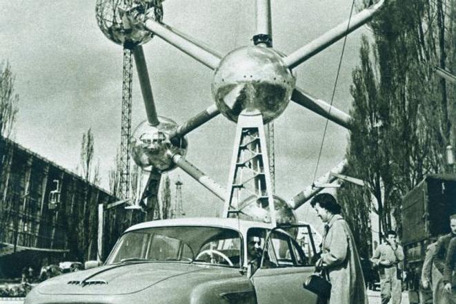 A Tatra 603 car beneath Atomium. 