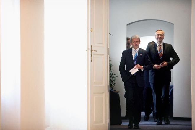 The leaders of the two largest opposition parties, Mikuláš Dzurinda of the SDKÚ (left) and Ján Figeľ of the KDH, arriving at the meeting. 
