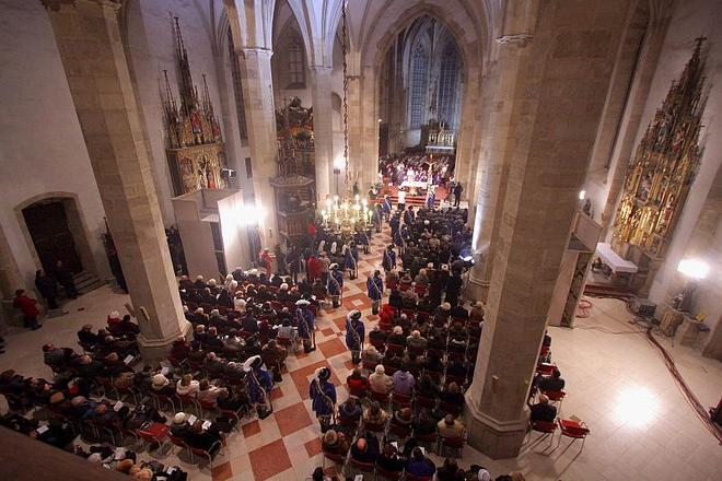 The remains were re-interred in St. Martin's Cathedral.