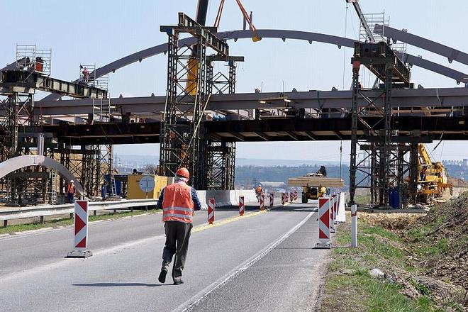 The new government decided PPP highway construction projects are too expensive. 