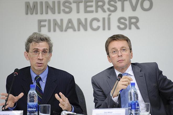 IMF head of mission Mark De Broeck (left) and Slovak Finance Minister Ivan Mikloš. 