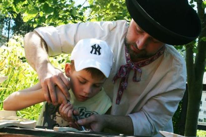 Igor Prilinský teaches children woodcarvng