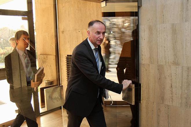 Minister Jurzyca wants all students to learn English.