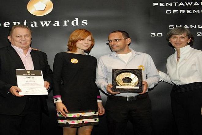 Lívia Lörinczová (centre left) and Juraj Demovič (centre right) accept their Pentaward.