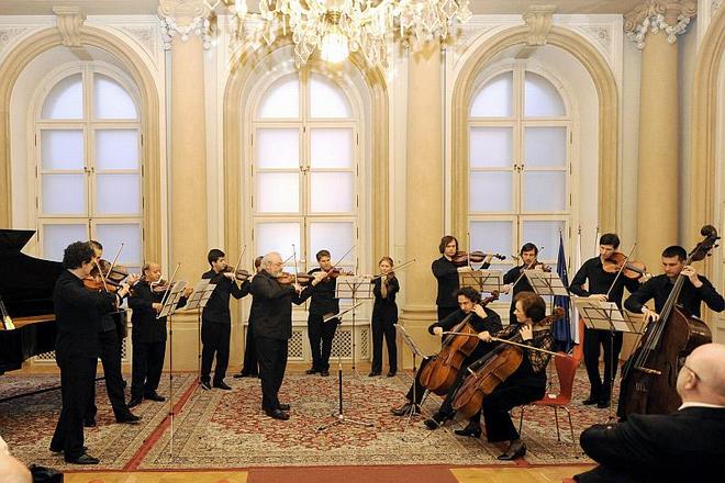 The Slovak Chamber Orchestra honours Cikker. 
