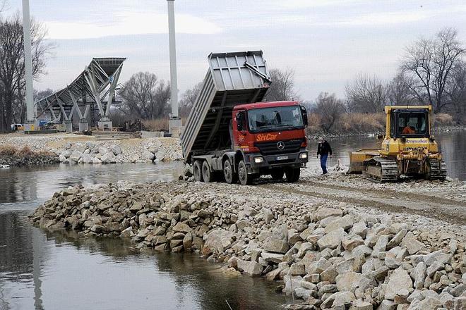 The Austrian part of the cycling bridge over the Morava River is already in place.