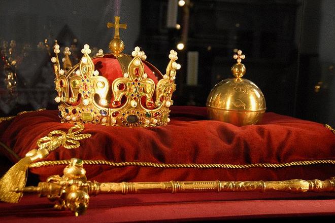 Replicas of the Polish crown jewels; the originals were hidden at Ľubovňa Castle between 1655 and 1661.