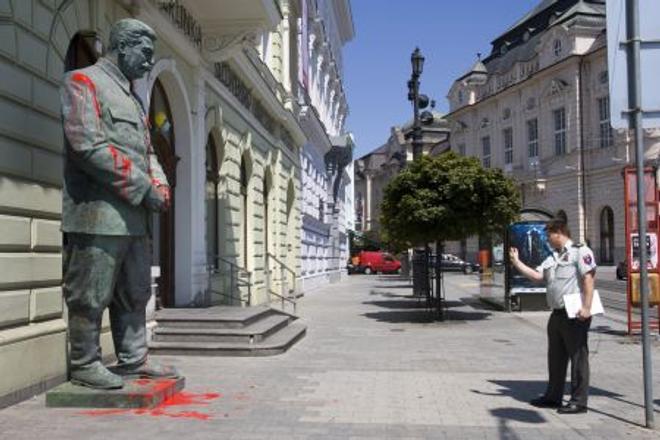 Statue of Stalin covered with paint
