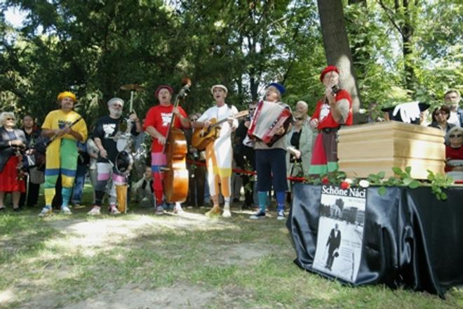 The Band Lojzo performs at the funeral of famous Bratislava personality, Schoene Naci.  