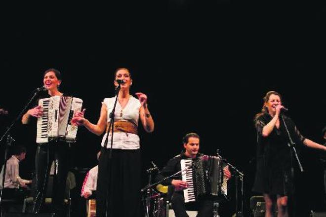 Guests Anita Ribar (second left) and Miroslav Vuković among
members of Pressburger Klezmer Band.