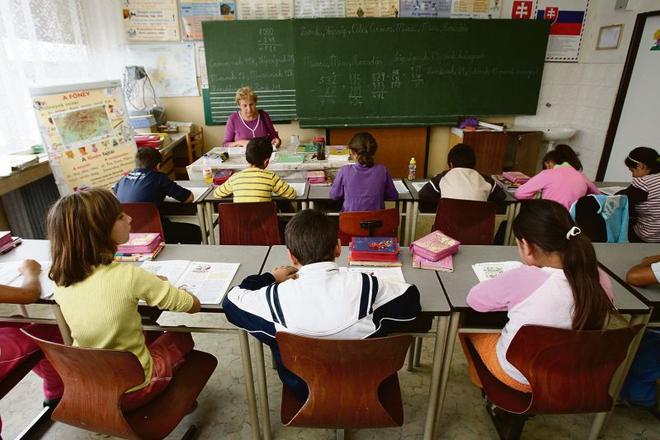 Segregation ofRomapupils continues, says AI.