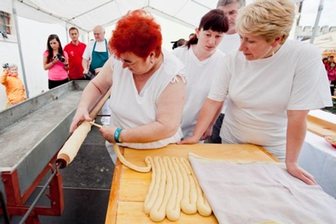Skalica attempt at record-size trdelník cake. 