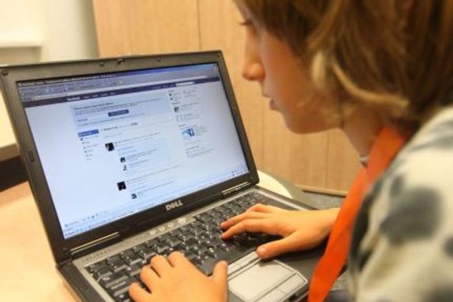 Users of online chat do their best to write faster.
