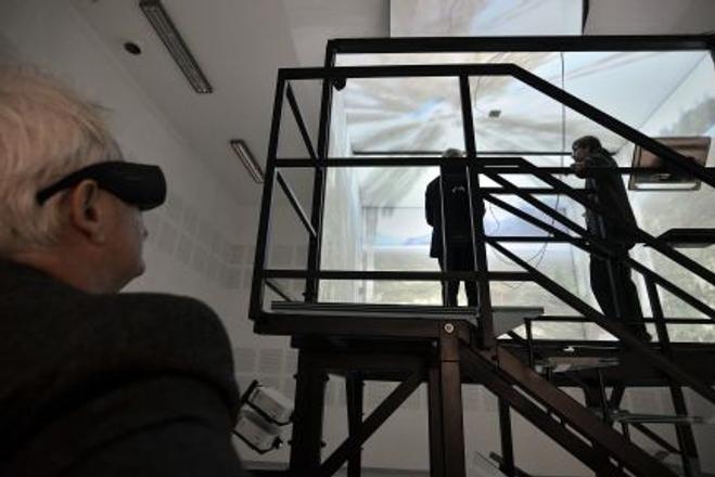 Zvolen, virtuálna jaskyňa2 Visitors admire the “virtual cave” in the Zvolen University science hall. 